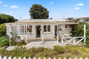 Beachcomber Bungalow - Papamoa Beach Holiday Home